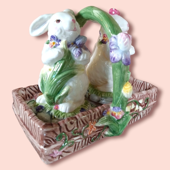 Vintage Tulip field bunny rabbit salt and pepper shakers with basket holder - Picture 7 of 9